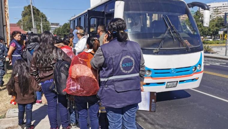 Un grupo de deportados de Estados Unidos sale de la Fuerza Aérea Guatemalteca. (Foto Prensa Libre: María René Barrientos). 