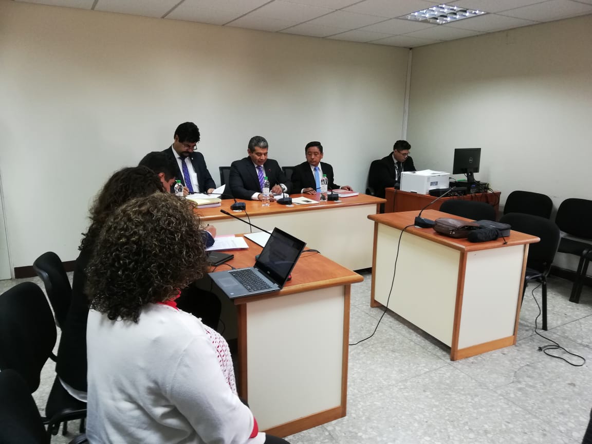 Magistrados de la Sala Segunda de Mayor Riesgo explican a los abogados de Igor Bitkov que enero darán a conocer decisión de apelación especial. (Foto Prensa Libre: Edwin Pitán) 