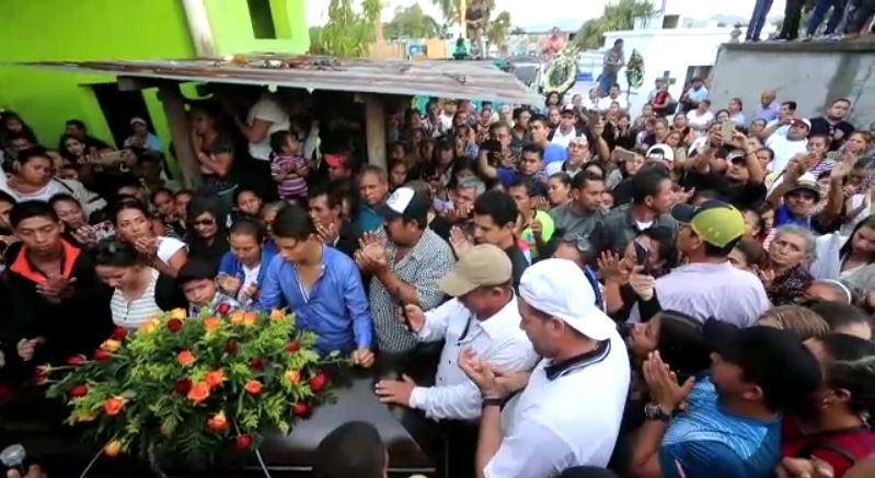 Manolito castillo fue muerto en el Centro de Rehabilitación Pavón, Fraijanes, el domingo último e inhumado este viernes en el cementerio de Jutiapa. (Foto Prensa Libre: Juan Diego González)