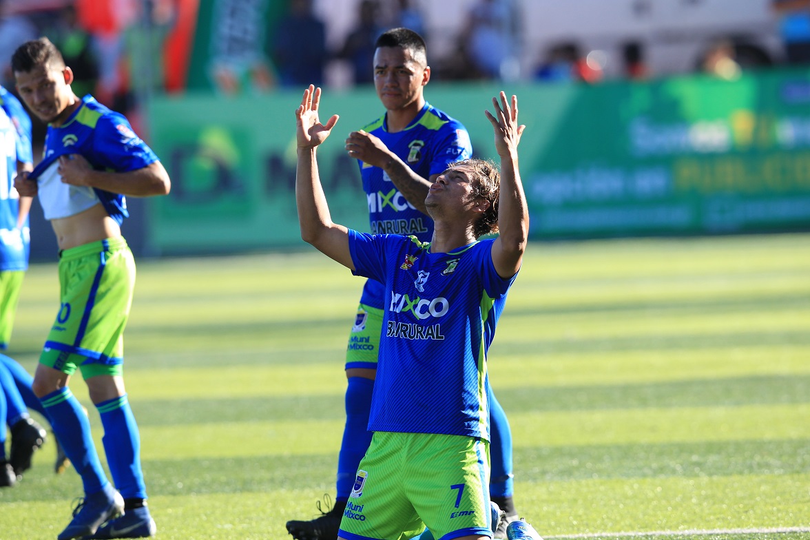 El jugador salvadoreño Dustin Corea celebra uno de los dos goles para Deportivo Mixco. (Foto Prensa Libre: Norvin Mendoza)