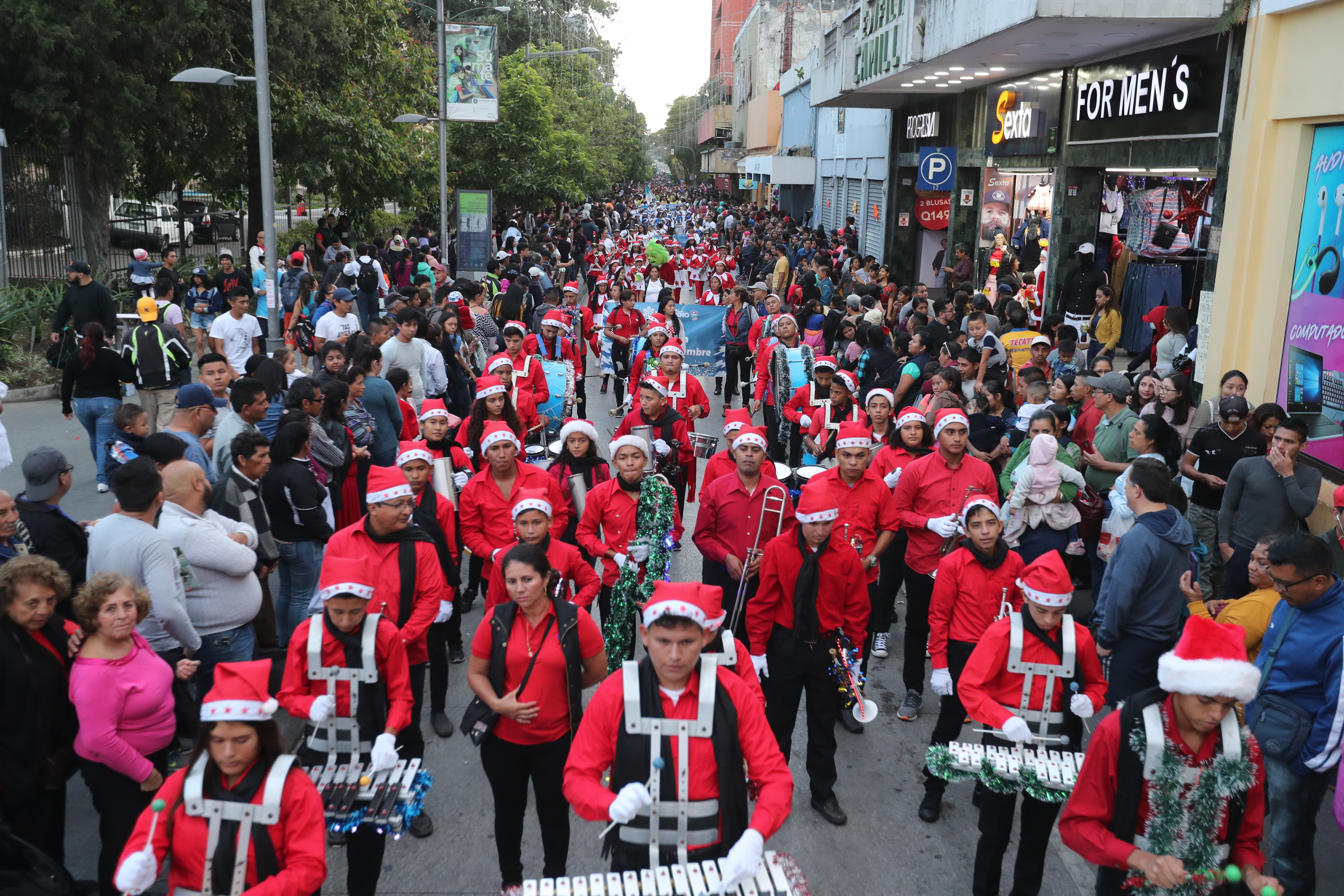 Estudiantes de distintos centros educativos participan en el tradicional desfile navideño de la sexta avenida, zona 1.  Fotografía Prensa Libre: Erick Avila.