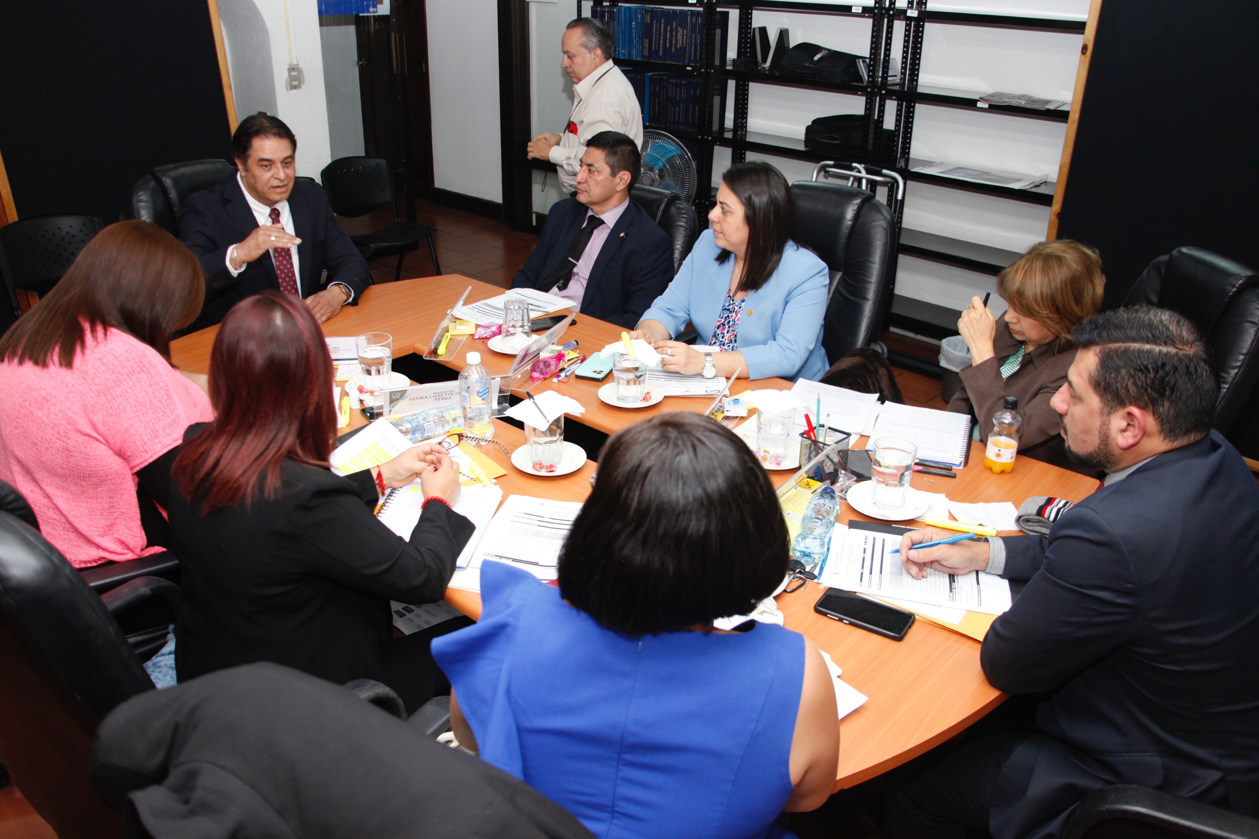 El proceso de evaluación para jueces y magistrados ordenado por la Corte de Constitucionalidad  continúa en la Escuela de estudios Judiciales. (Foto Prensa Libre. Noé Medina)