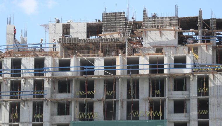 Según el FHA 112 proyectos de construcción de vivienda en vertical están en desarrollo y que incrementaran la oferta de unidades en 16 mil para los siguientes tres años. (Foto Prensa Libre: Hemeroteca) 