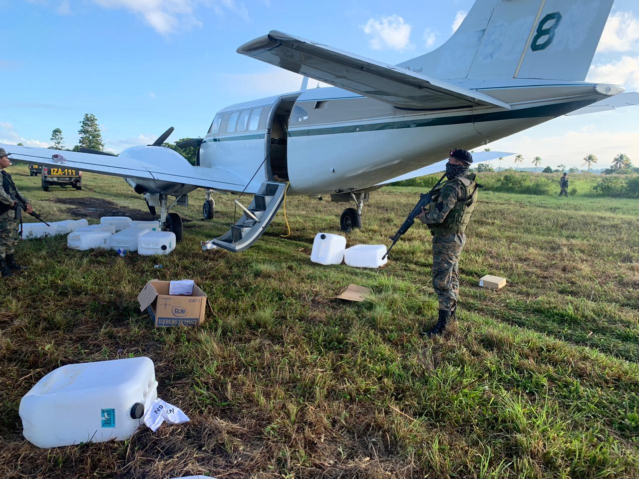 Una de las avionetas detectadas por el Ejército de Guatemala se encuentra resguardada en Izabal. (Foto Prensa Libre: Ejército de Guatemala)