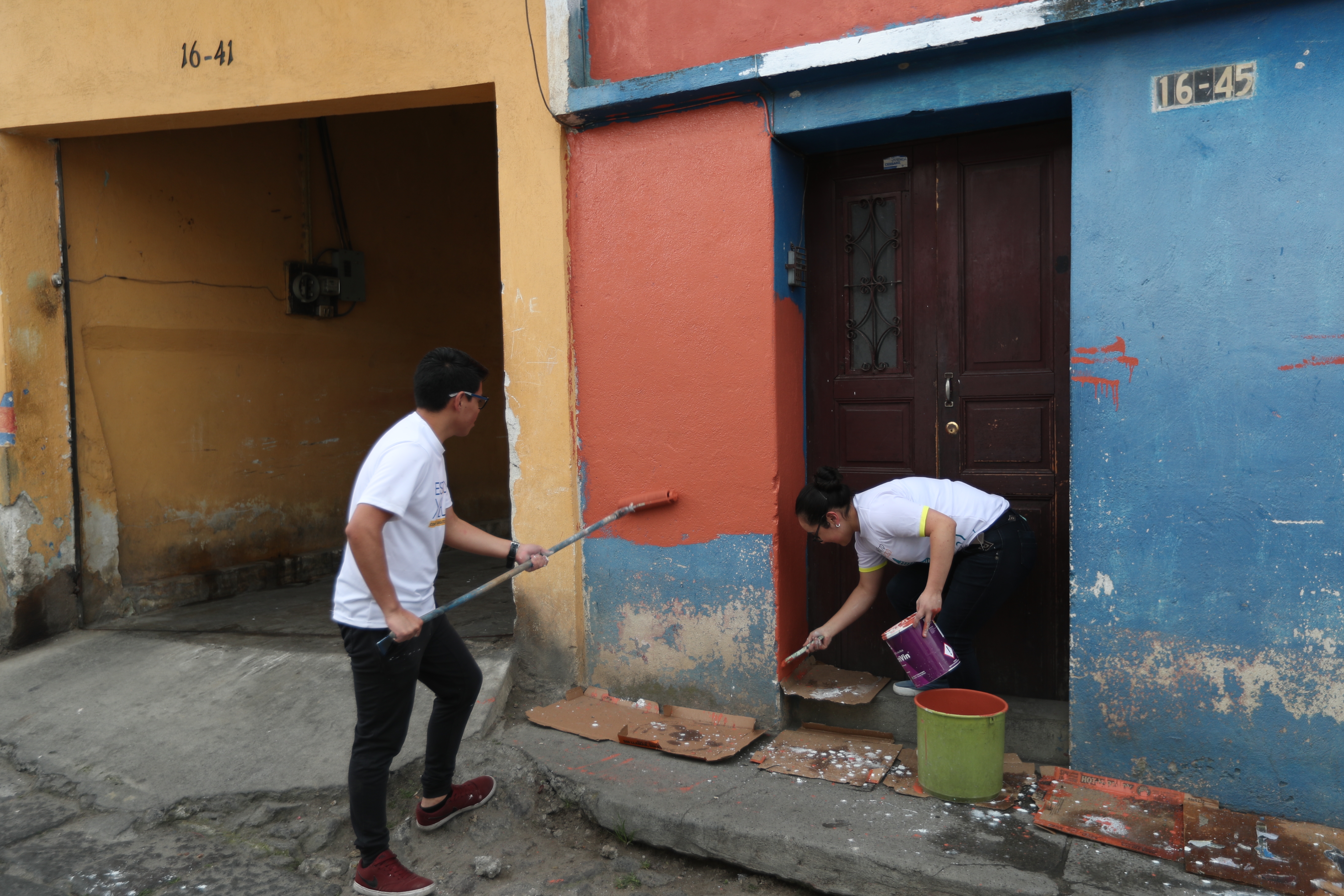 Estudiantes del Centro Universitario de Occidente participaron como voluntarios en la actividad. (Foto Prensa Libre: María Longo) 