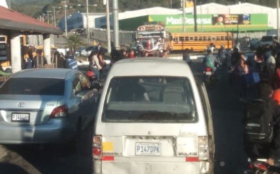 Manifestación en el kilómetro 39 de la ruta al Pacífico. (Foto Prensa Libre: Tomada de @ReportandoEC). 