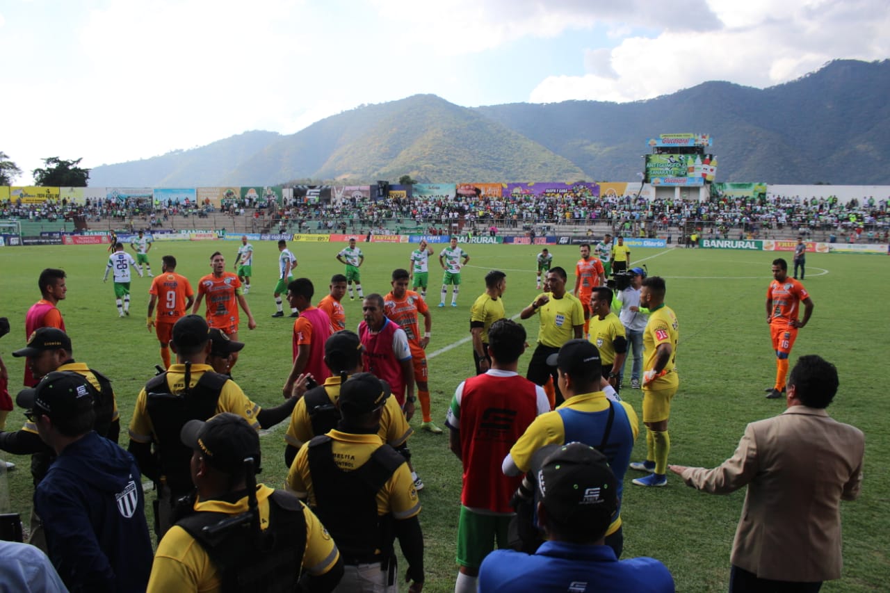 El juego entre coloniales y orientales terminó en bochorno. (Foto Prensa Libre: Norvin Méndoza)