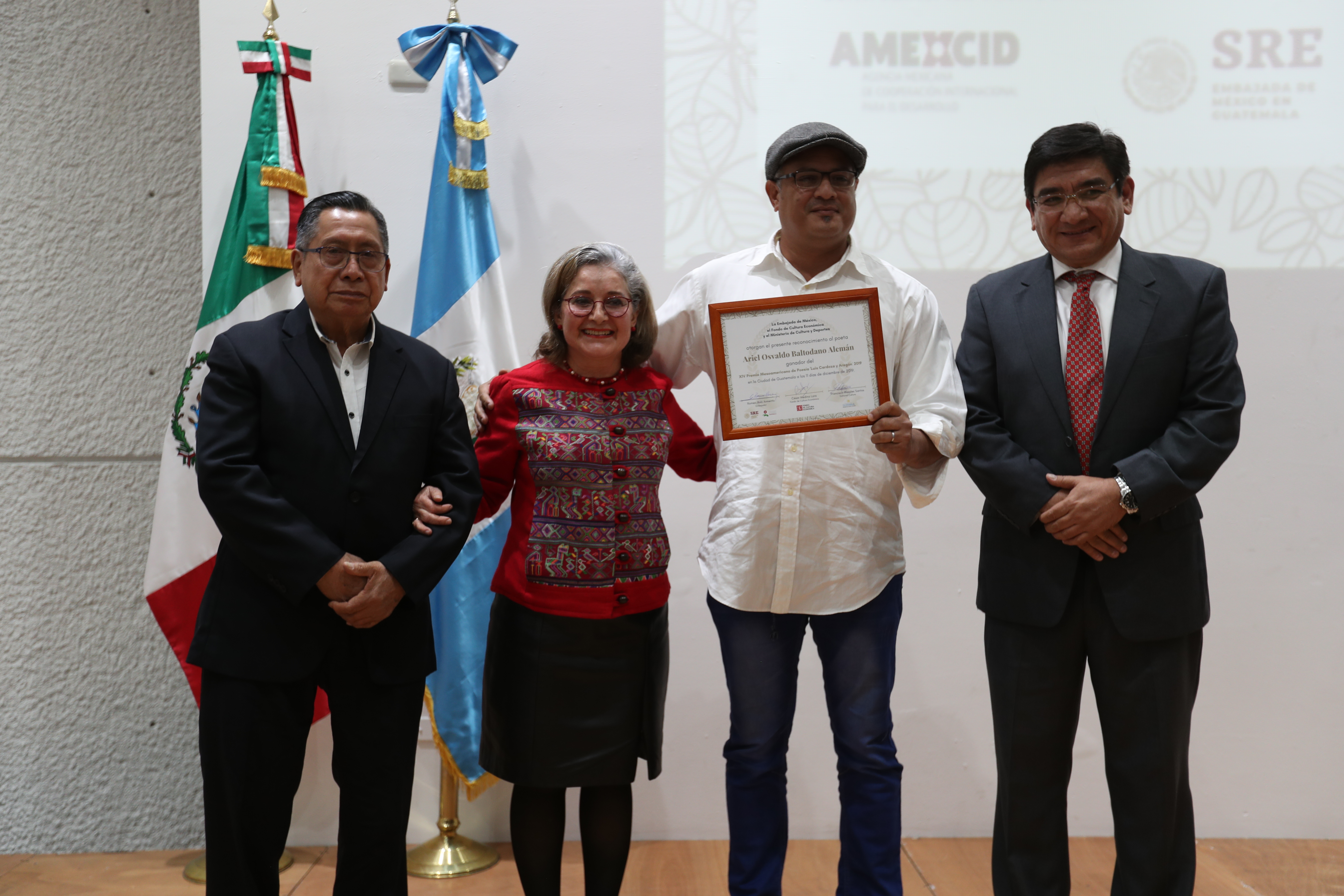 Ariel Baltodano, poeta nicaragüense, recibe el premio de la Directora del Instituto Cultural de México y del Director del Fondo de Cultura Económica. (Foto Prensa Libre: Andrea Jumique).