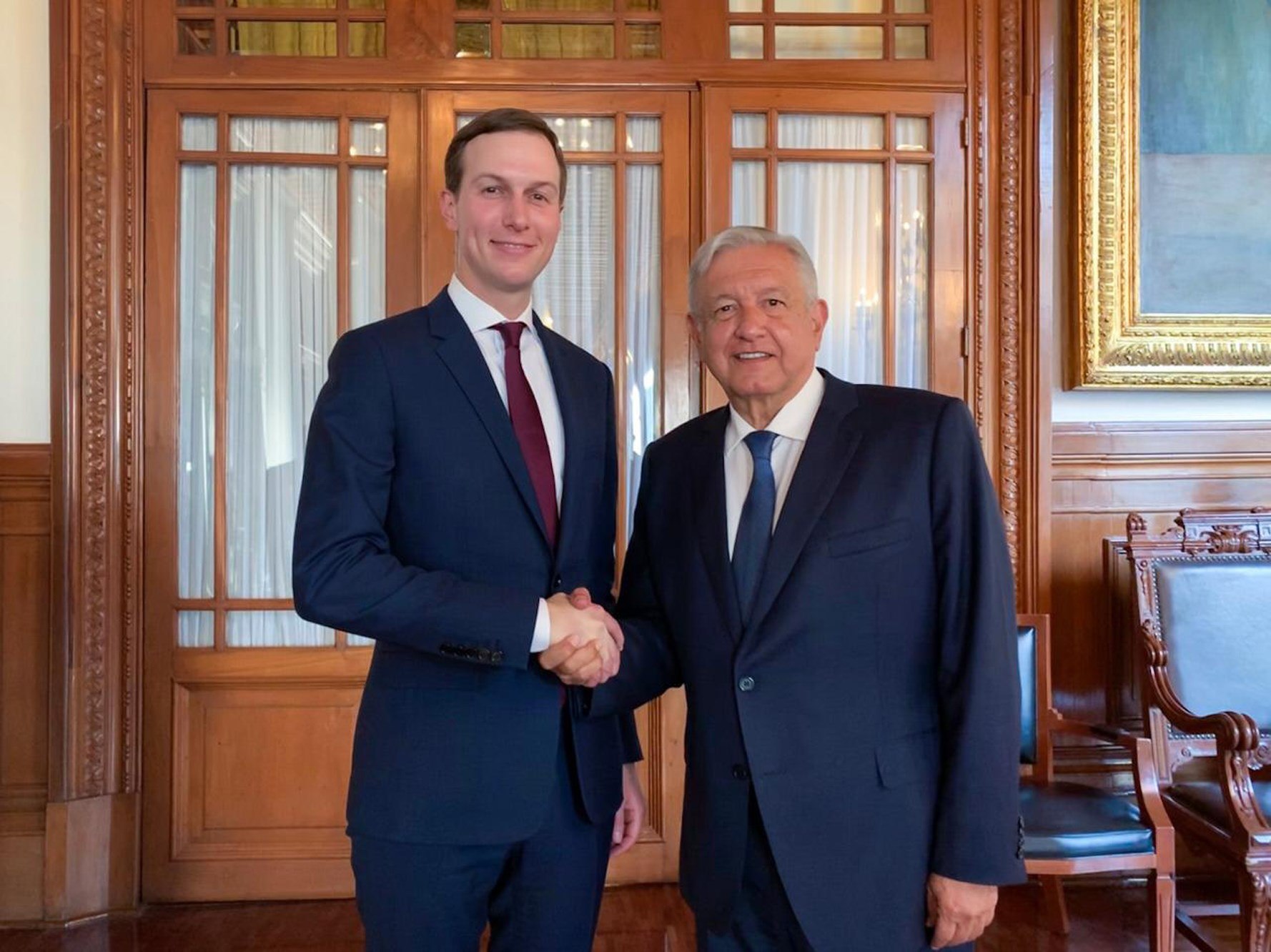 El Presidente mexicano, Andrés Manuel López Obrador (d), se reunió con Jared Kushner (i), asesor del presidente de Estados Unidos, Donald Trump. Kushner asistió a la ceremonia de firma del Protocolo Modificatorio al TLC el 10 de diciembre, pero este 14 de diciembre México rechaza  cambios que  que establecen inspectores a empresas. (Foto, Prensa Libre: Efe).