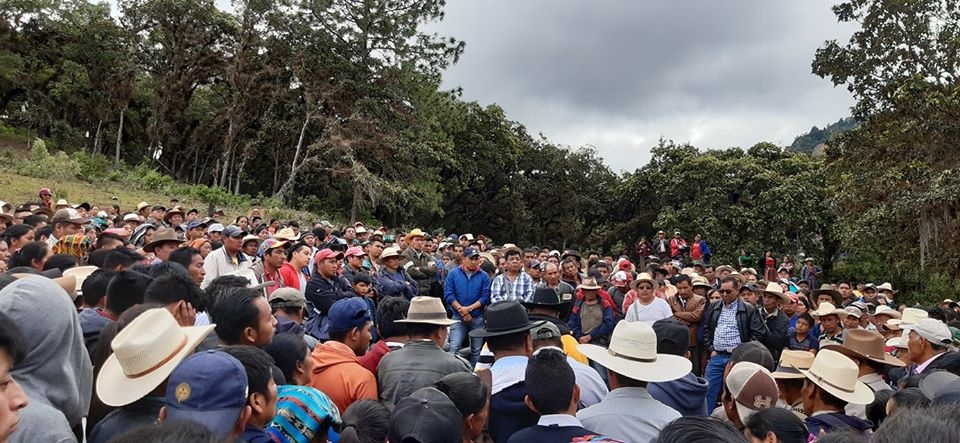 Vecinos de San Bartolomé Jocotenango rodean a Andrés Lares, y familiares de este, a quienes exigen que permita reparar la tubería que pasa por su propiedad. (Foto Prensa Libre: Héctor Cordero)