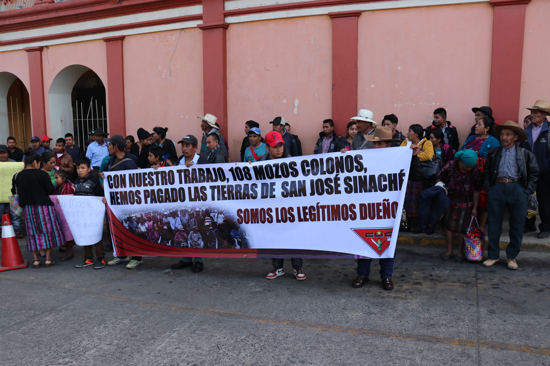 Mozos Colonos que no están de acuerdo con la compra de la finca de San José Sinaché, Zacualpa, realizan manifestación frente a gobernación de Quiché, (Foto Prensa Libre: Héctor Cordero)