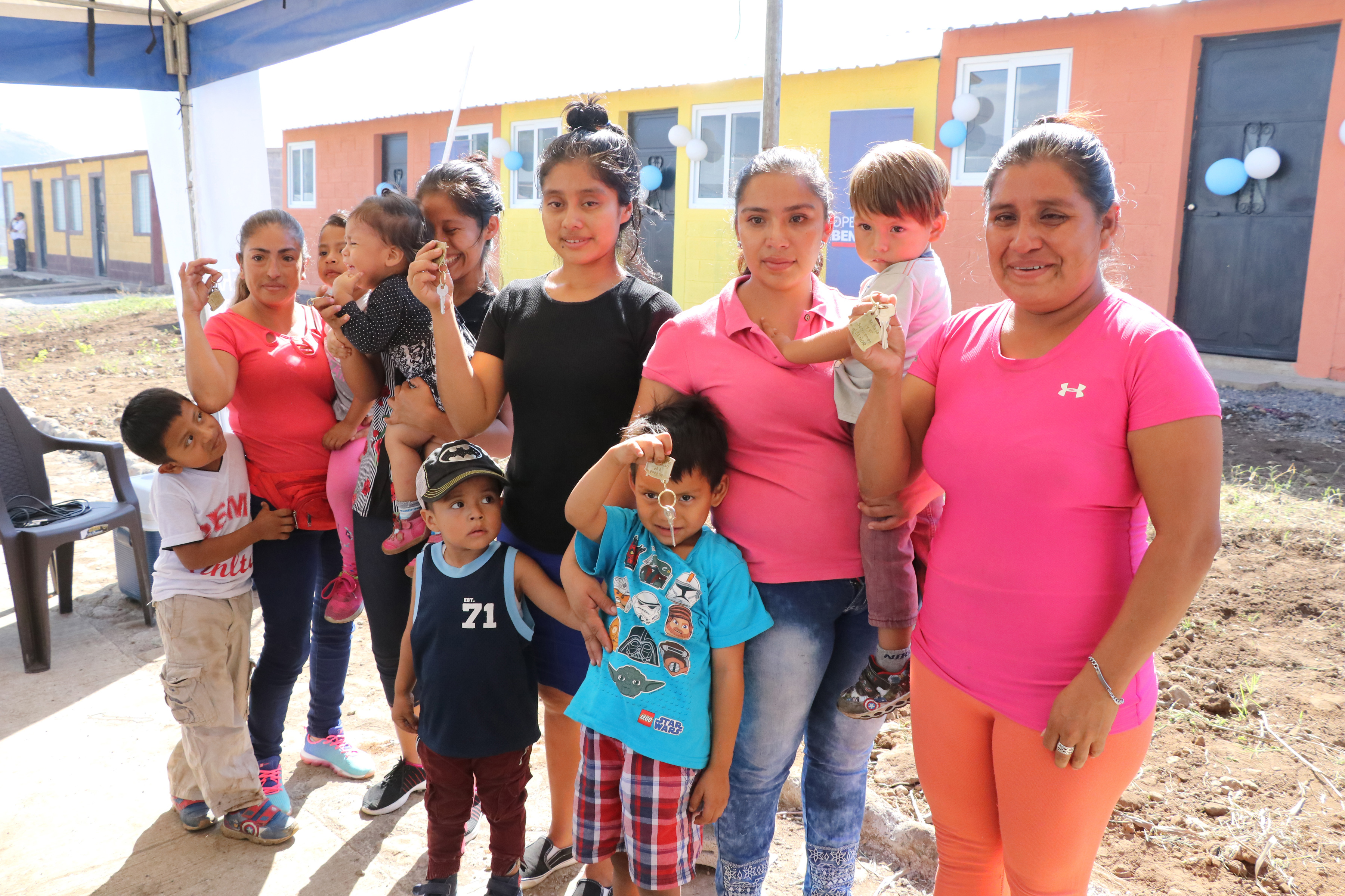 Este jueves recibieron las primeras cinco familias las llaves de su nuevo hogar, donde junto a sus hijos iniciaran una nueva vida, alejadas del peligro del volcán. (Foto Prensa Libre: Hilary Paredes)