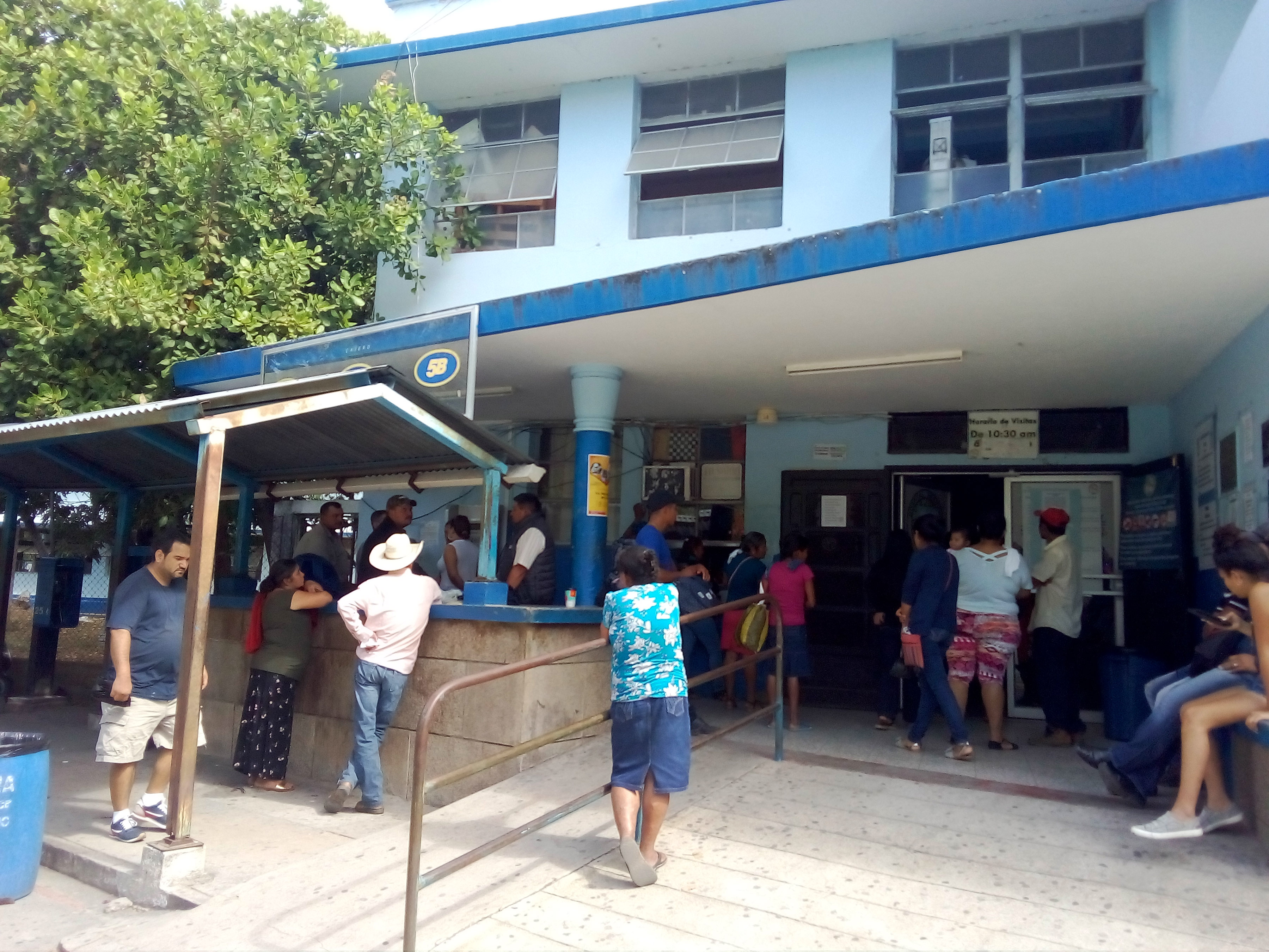 Las visitas en el Hospital regional de Zacapa han sido restringidas debido a un brote de influenza. (Foto Prensa Libre: Dony Stewart)