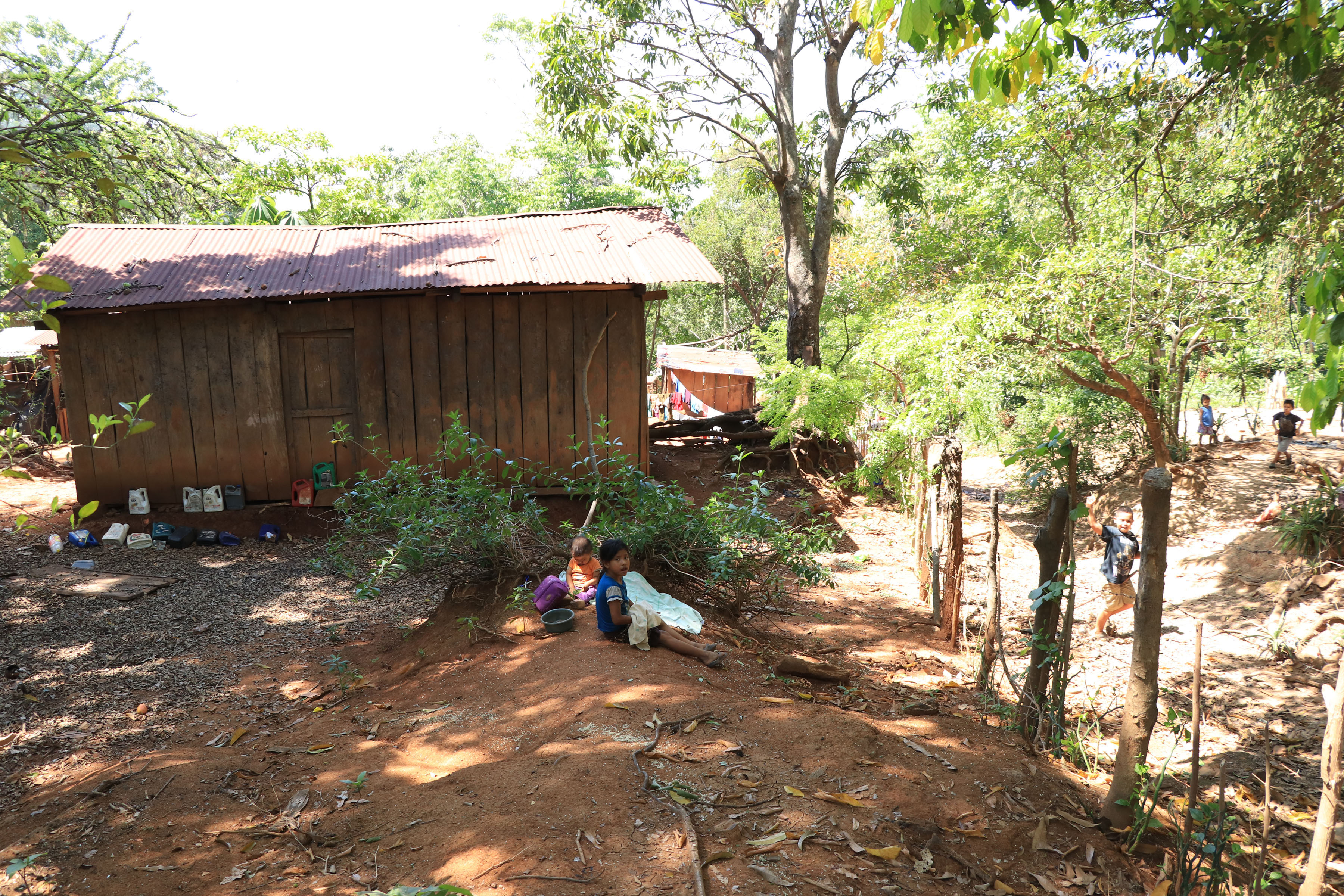 Los niños de la aldea Belice no tienen otra opción más que estudiar solo la primaria, pues debido a la pobreza no pueden viajar hasta Siquinalá para continuar con sus estudios. (Foto Prensa Libre: Carlos Paredes)