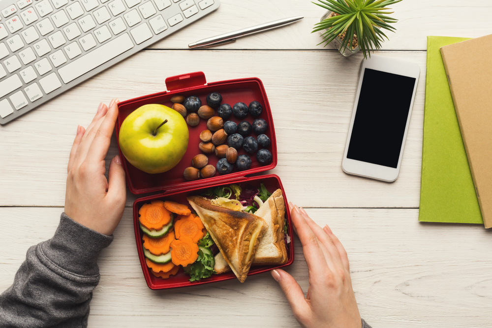 Una alimentación balanceada se conforma de tres comidas y dos refacciones. Lo ideal es consumir productos saludables y bajos en grasa. (Foto Prensa Libre: Servicios).