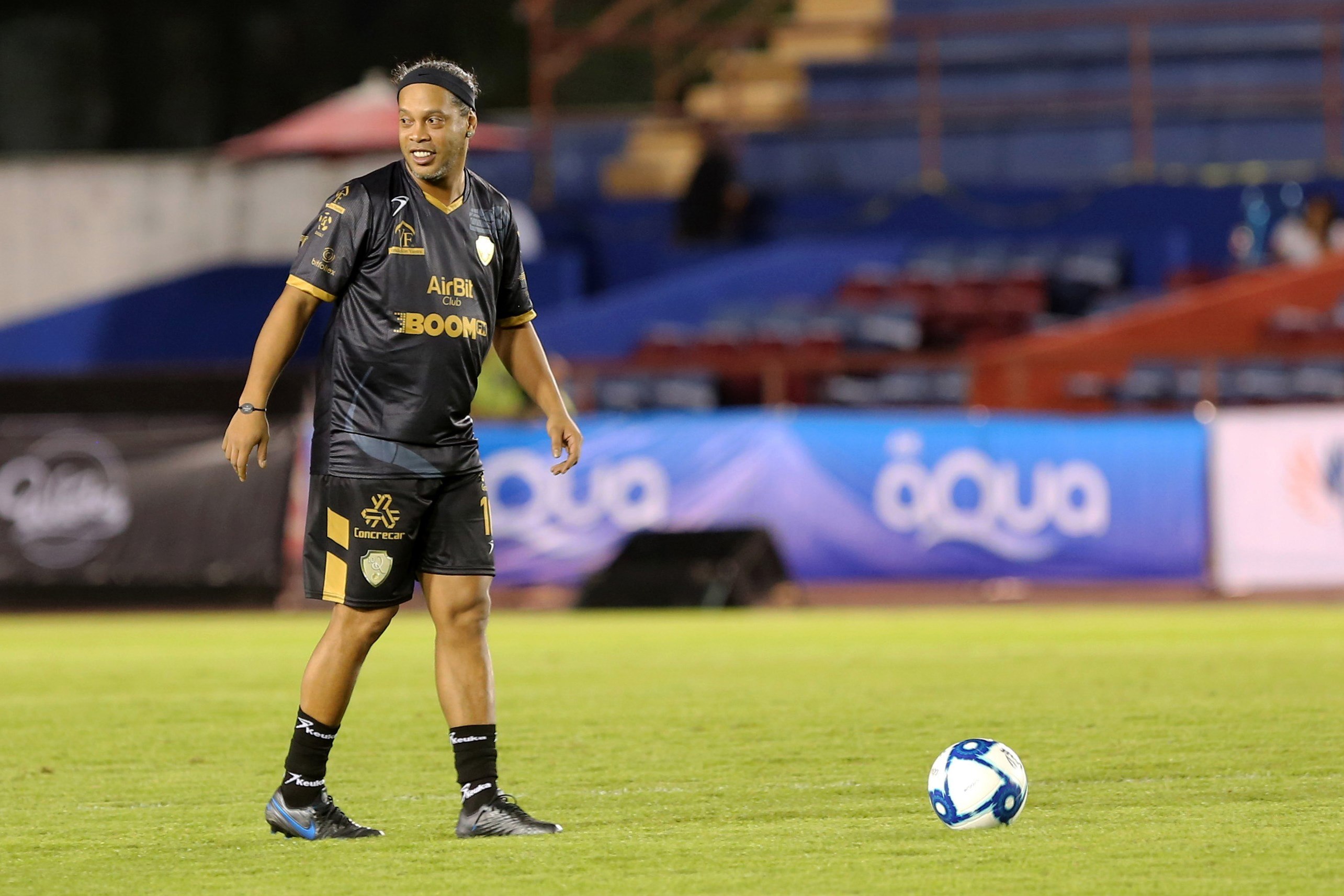 El exfutbolista brasileño Ronaldinho va por un balón durante partido amistoso este 11 de diciembre de 2019 en el estadio olímpico Andrés Quintan Roo, en la ciudad mexicana de Cancún. (Foto Prensa Libre: EFE)