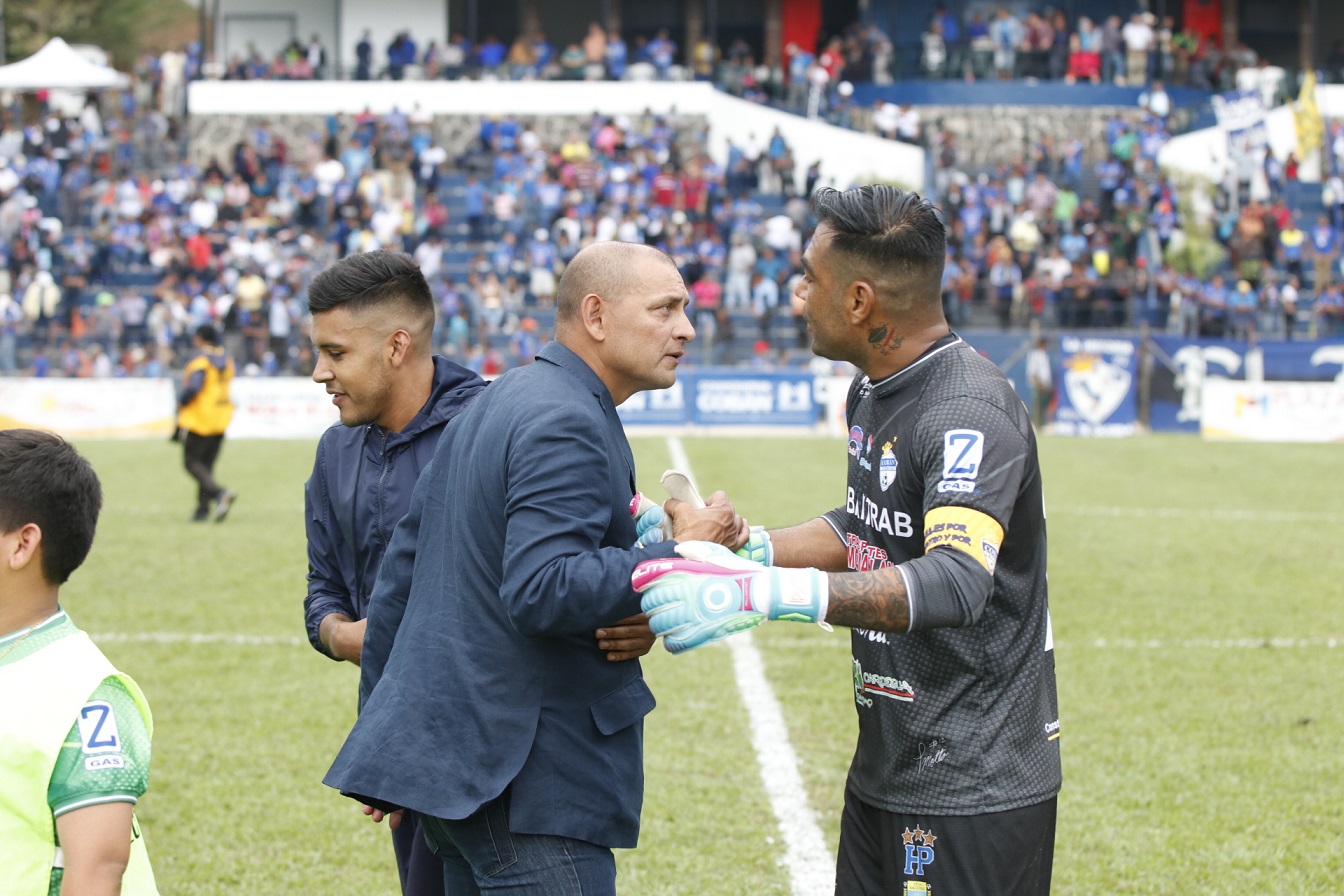 El portero Paulo César Motta junto a su entrenador Jorge Rodríguez, tras haber ganado la fase de clasificación. (Foto Prensa Libre: José Sierra)