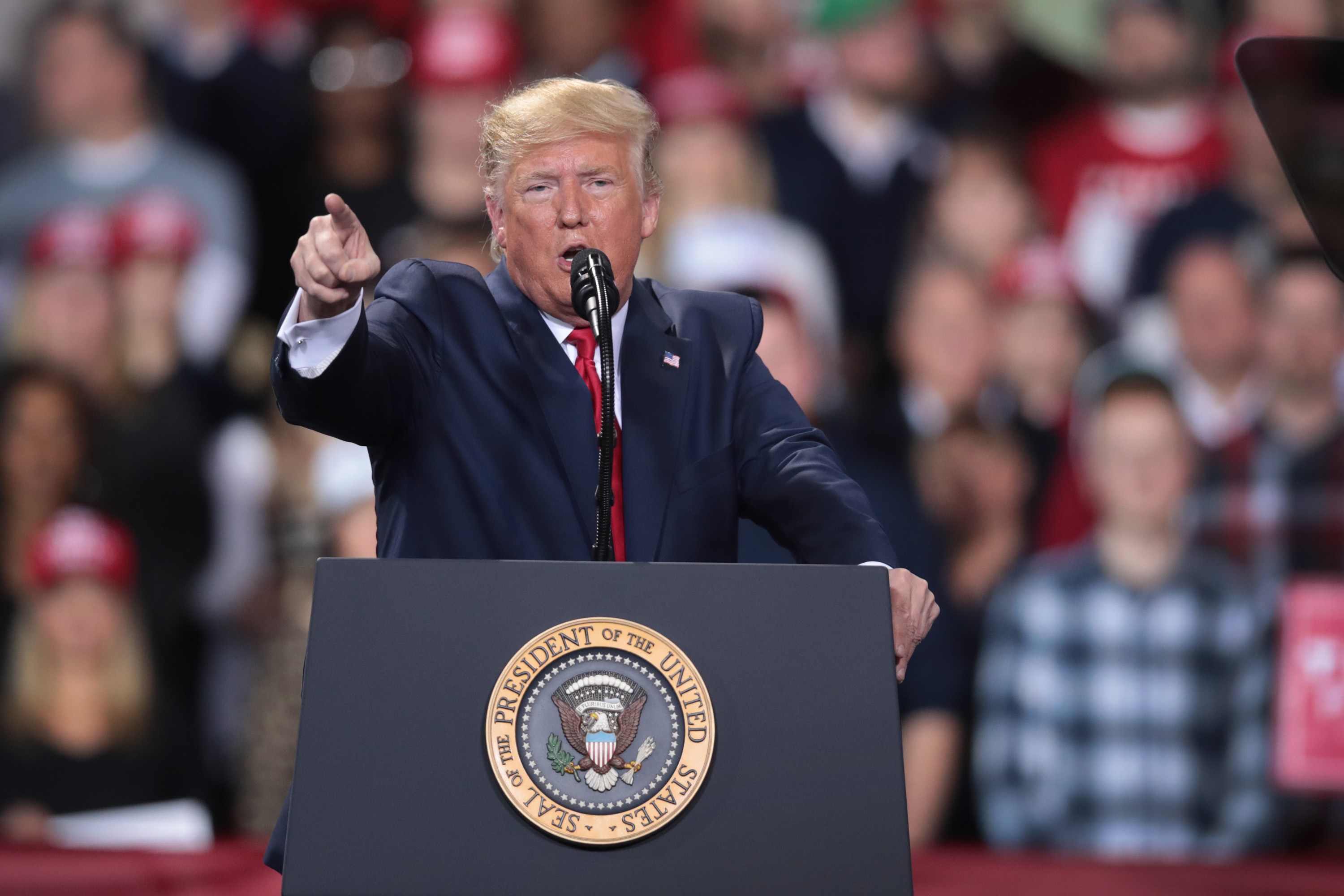 Donald Trump reaccionó airado en un mitin en Michingan, tras la votación. (Foto Prensa Libre: AFP)