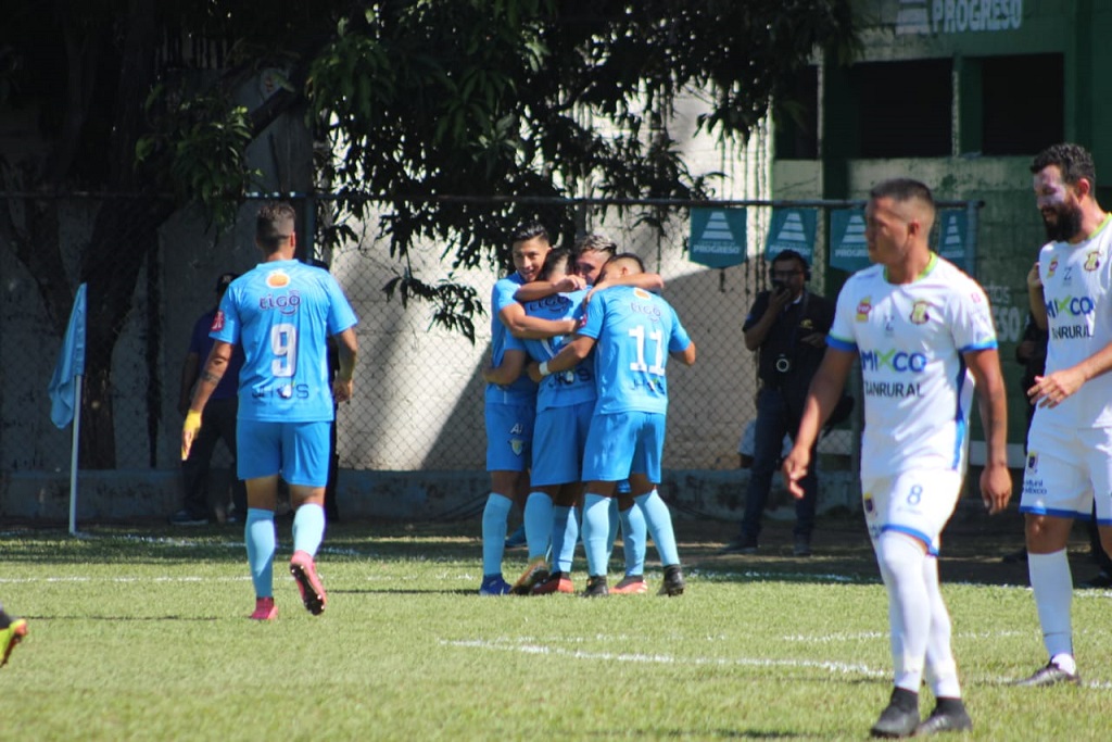 Los jugadores de Sanarate celebran el triunfo de su equipo frente a Mixco. (Foto Prensa Libre: Luis López)