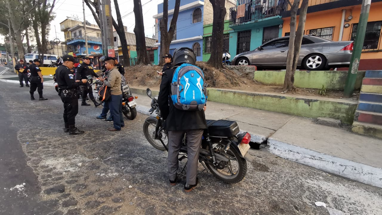 La PNC montó varios operativos en las principales vías de la ciudad. (Foto Prensa Libre: María René Gaytán)