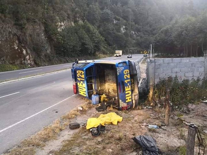 La unidad Huehue-129 volcó en el kilómetro 155.5 debido a aceite derramado en la cinta asfáltica. (Foto Prensa Libre: Mike Castillo)