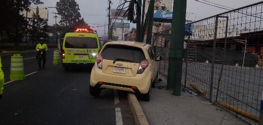 El accidente ocurrió en la calzada Roosvelt y kilómetro 13. (Foto Prensa Libe: Emixtra)