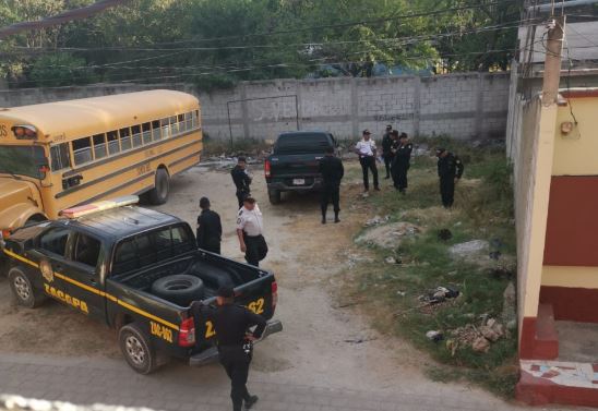 Agentes custodian el picop atracado en Zacapa. (Foto: PNC)