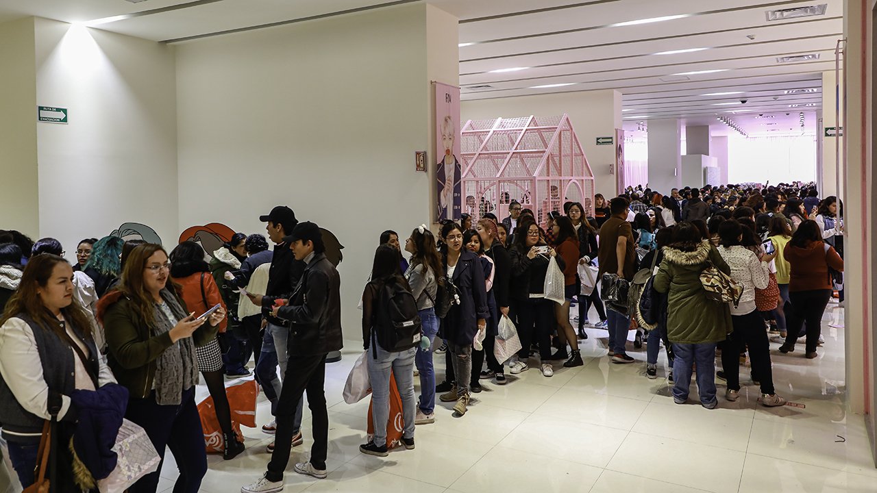 Largas filas se formaron en el ingreso a la tienda temática de BTS en la Ciudad de México  (Foto Prensa Libre, Forbes México)