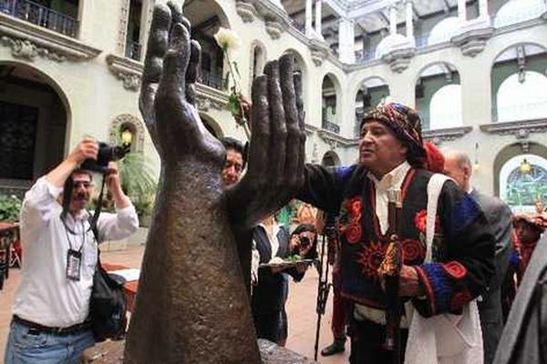 El cambio de la Rosa de la Paz se efectúa para conmemorar la firma de los Acuerdos de Paz. (Foto Prensa Libre: Hemeroteca PL) 