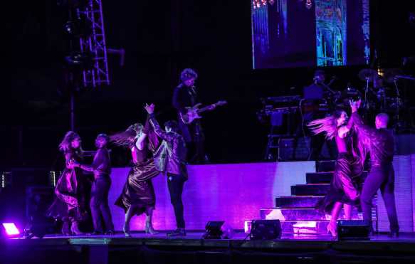 El artista puertorriqueño llenó de melancolía el recinto durante el tema "Tiempo de Vals". (Foto Prensa Libre: Keneth Cruz)