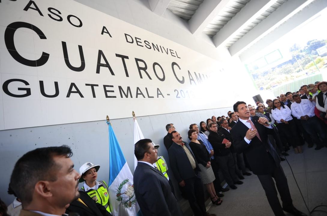 Ricardo Quiñonez, alcalde capitalino, durante la inauguración del paso a desnivel. (Foto Prensa Libre: Carlos Hernández)