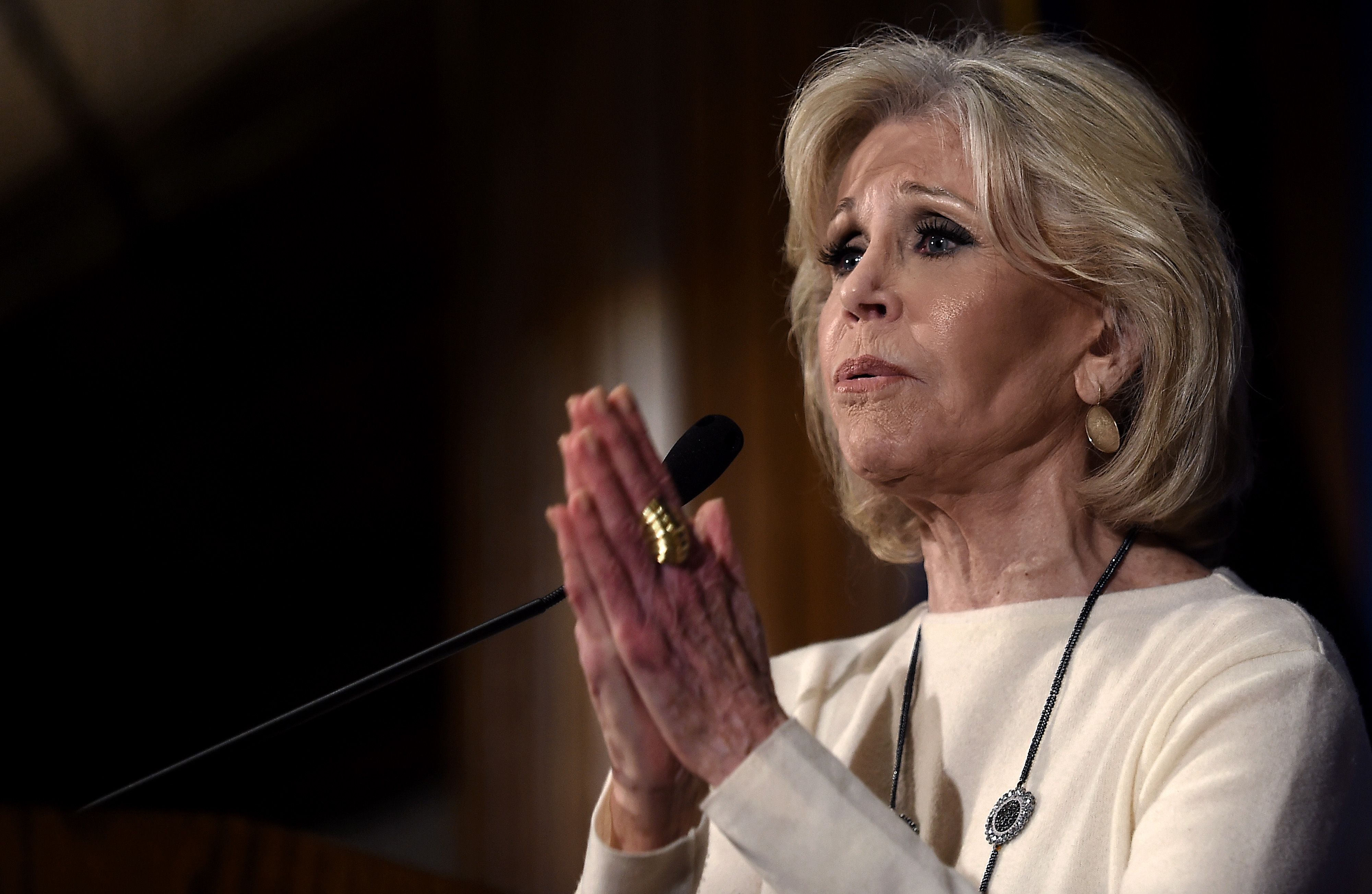 Jane Fonda es llevada nuevamente a prisión. (Foto Prensa Libre: Olivier Douliery / AFP)