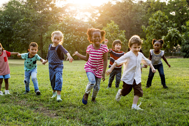 La actividad física en los niños es tan importante como el descanso. (Foto Prensa Libre: freepik.es).