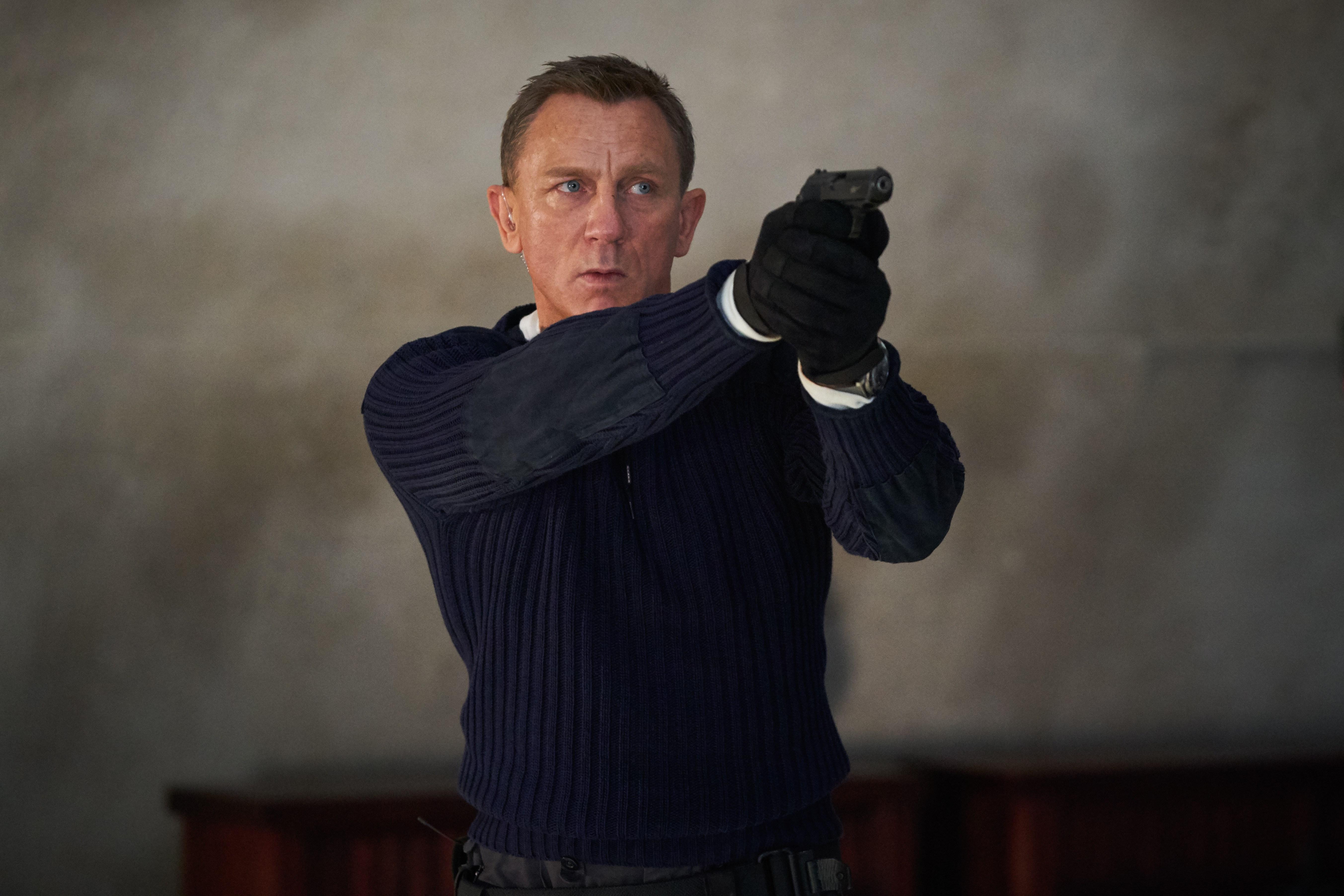 El actor británico Daniel Craig en el papel de James Bond, durante una escena de la película "No time to die". (Foto Prensa Libre: EFE)