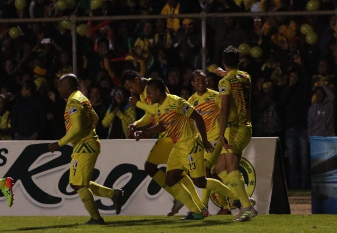 Los jugadores de Marquense celebran la anotación de Juan Cavallo contra Achuapa. (Foto Prensa Libre: Raúl Juárez).