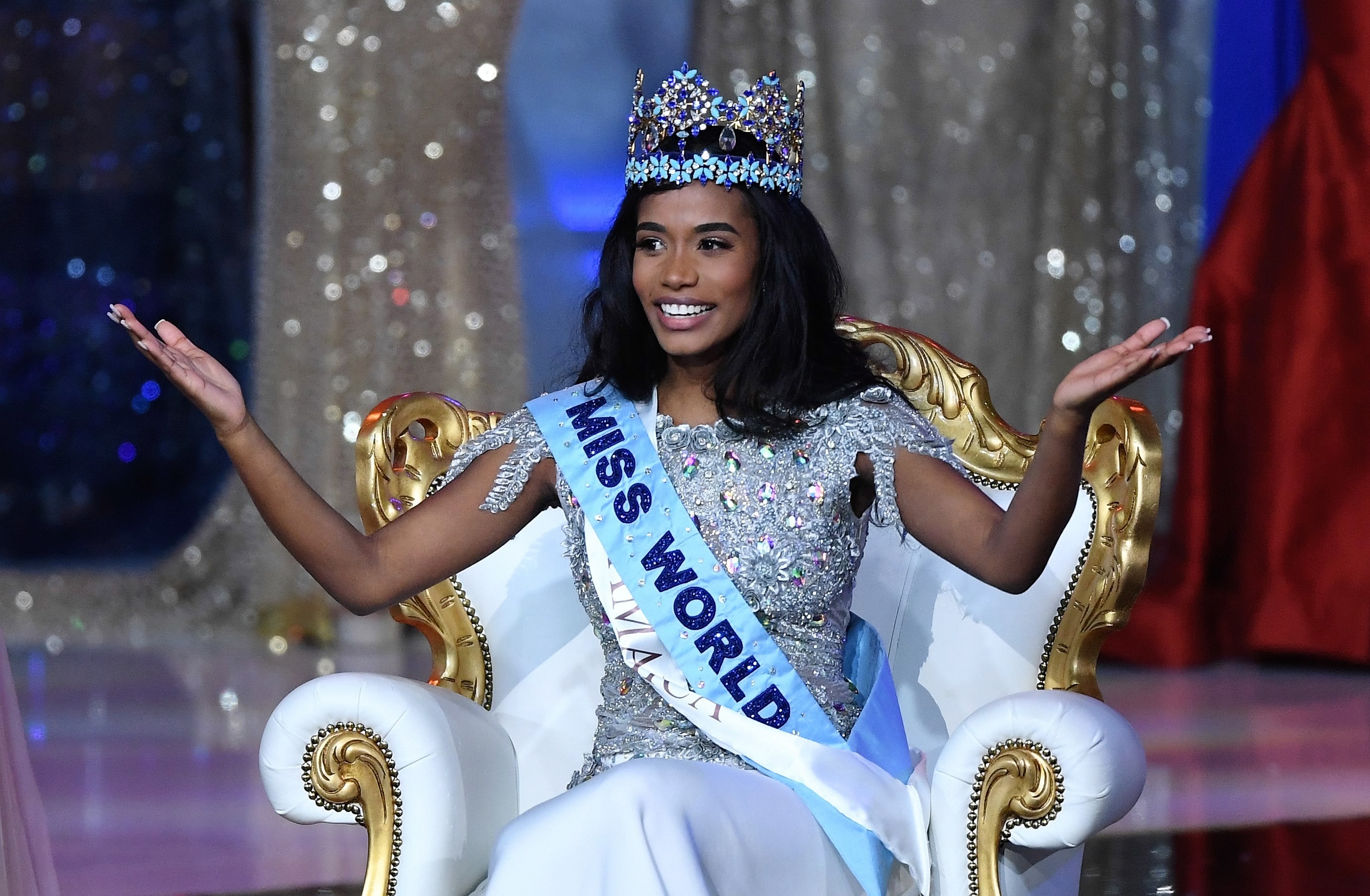 La jamaicana Toni-Ann Singh es coronada como Miss Universo durante la final del concurso de belleza, este sábado en Londres, Reino Unido. (Foto Prensa Libre: EFE/ Facundo Arrizabalaga). 