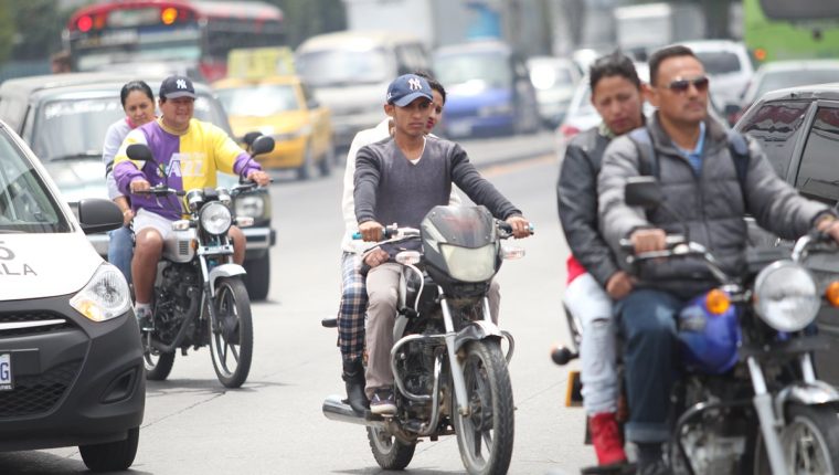 Motoristas no utilizan equipo de protección para evitar lesiones graves en caso de accidentes. (Foto Prensa Libre: Hemeroteca PL)