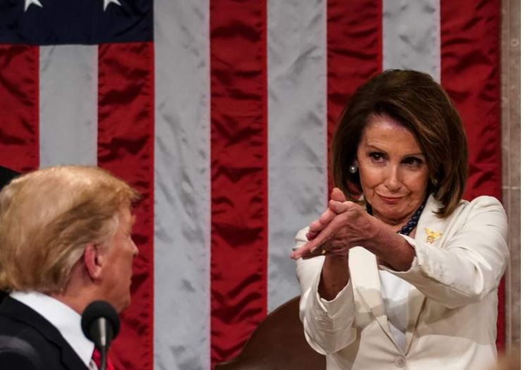 Los cruces de cartas entre Trump y Pelosi tienen lugar un día antes de la votación que decidirá el futuro político del mandatario en el Congreso. (Foto: AFP)