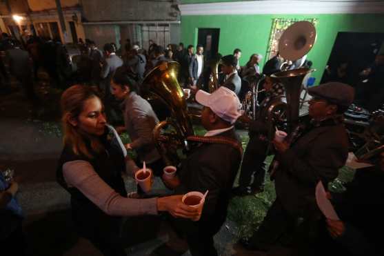 Durante el rezado de la Recolección se procura que todas las personas reciban su vaso de ponche. Foto Prensa Libre: Óscar Rivas 