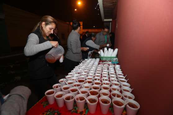 Se reparten alrededor de mil vasos de ponche. Foto Prensa Libre: Óscar Rivas