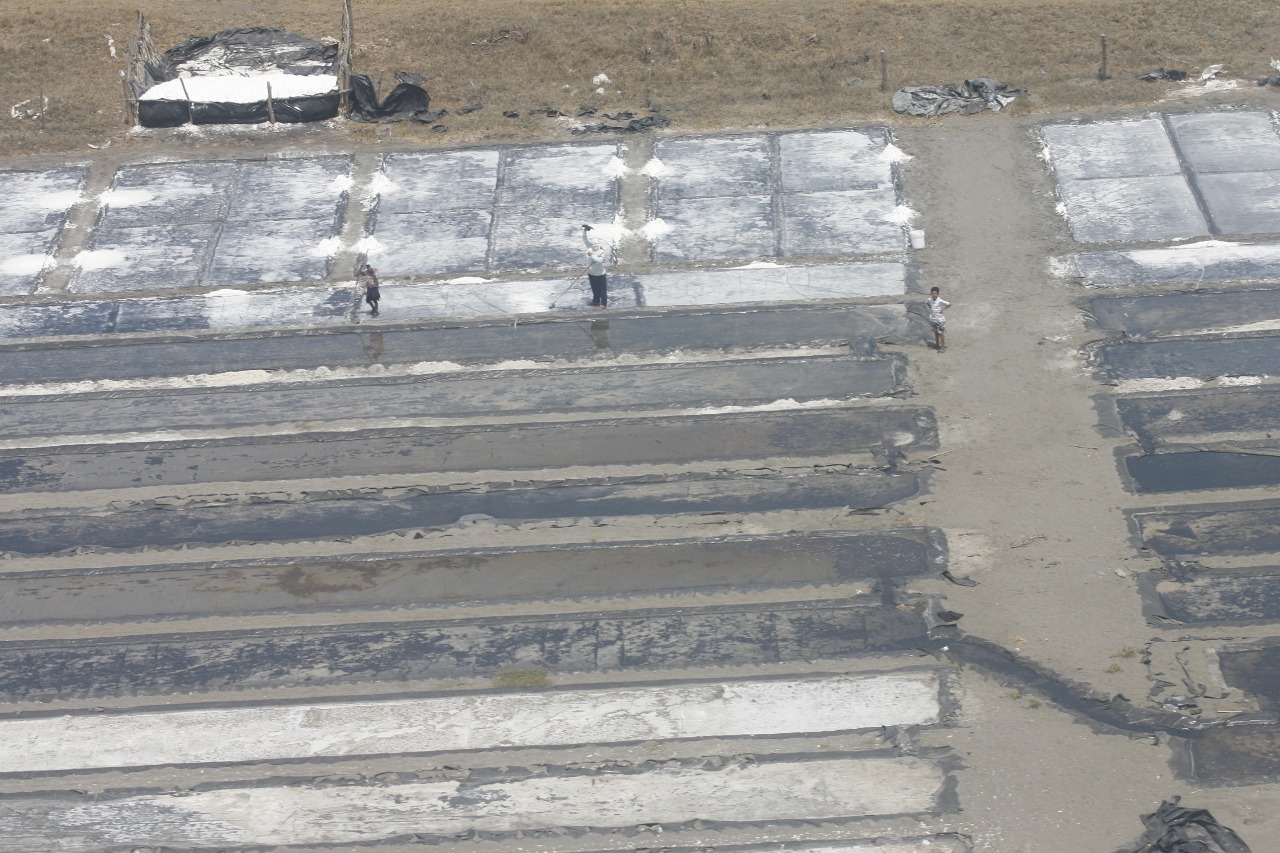 La sal artesanal es la que  más se consume en el país, sin embargo, una modificación al Acuerdo Gubernativo que regula la fortificación del producto con flúor elimina este beneficio para la población. (Foto Prensa Libre: Hemeroteca PL) 