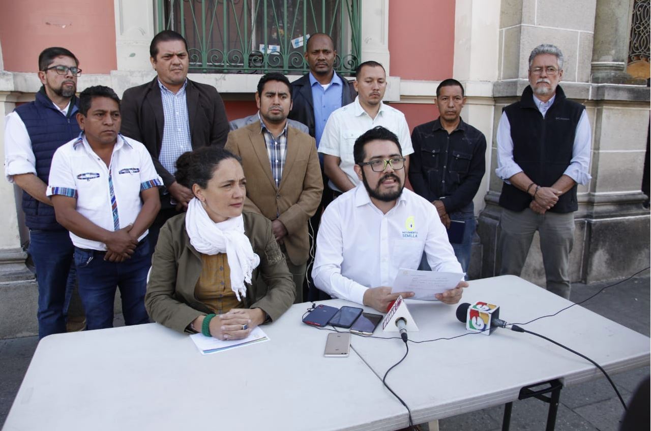 Los representantes de Movimiento Semilla en conferencia de prensa. (Foto Prensa Libre: Noé Medina)