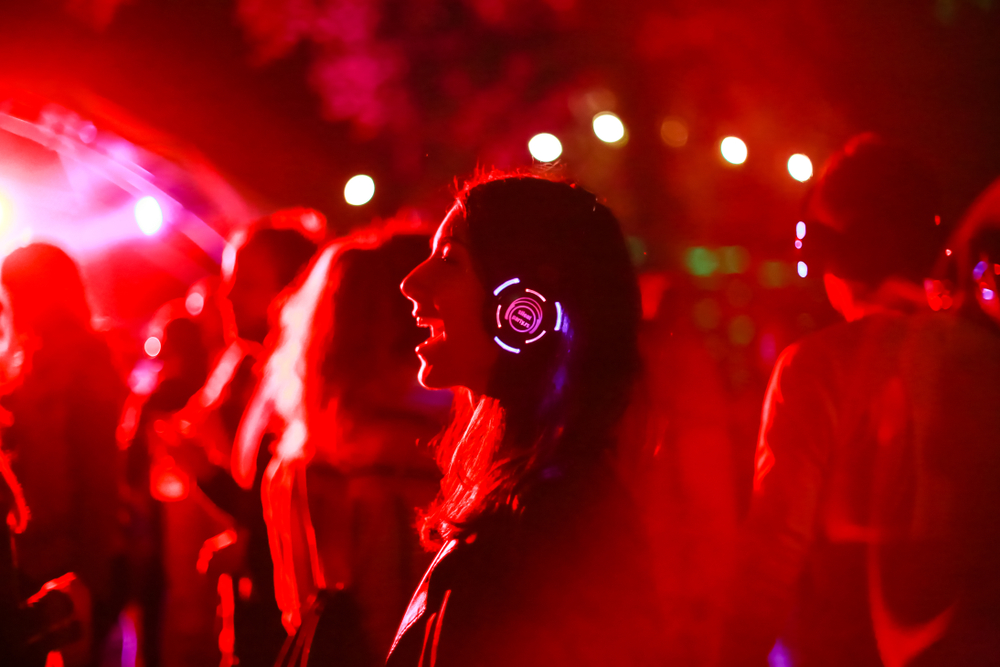 Este tipo de actividaeds silenciosas empezaron a popularizarse en festivales de música electrónica alrededor del mundo. 
(Foto Prensa Libre: Servicios)