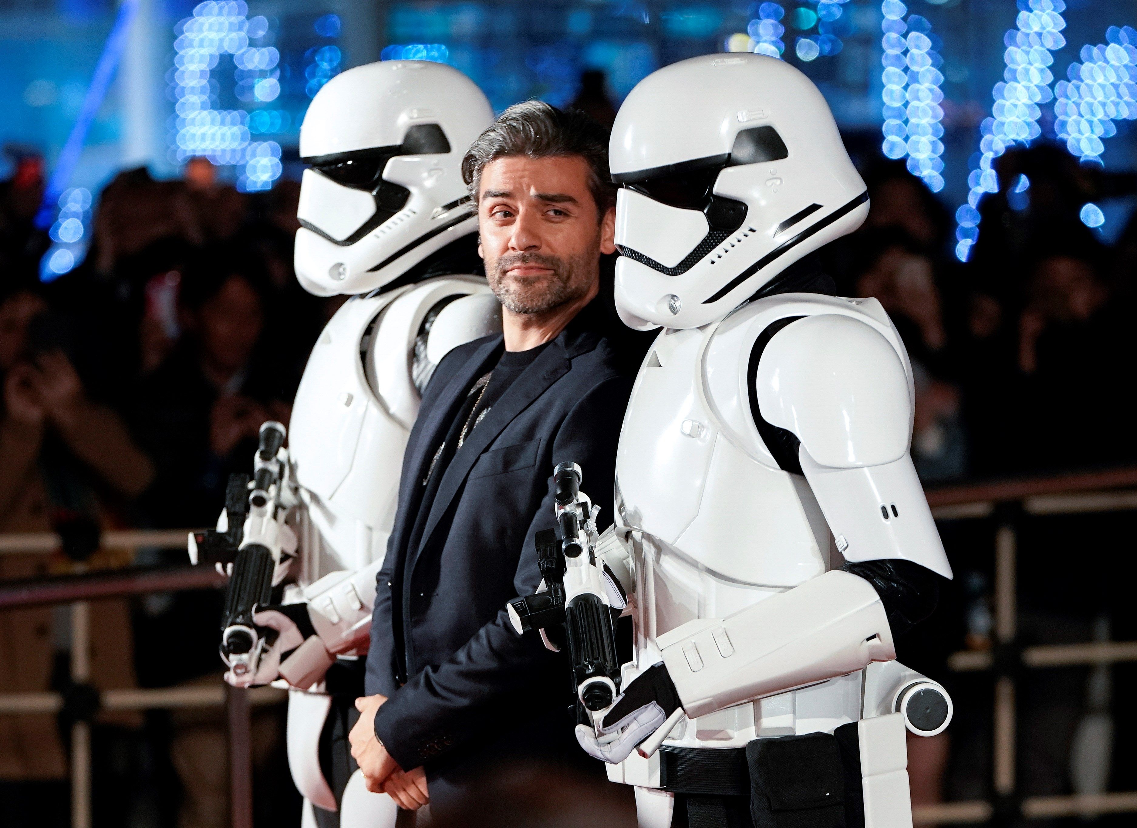 El actor Óscar Isaac (c) a su llegada al evento promocional de la película "Star Wars: Episodio IX - El ascenso de Skywalker", el miércoles 11 de diciembre de 2019, en Tokio, Japón. (Foto Prensa Libre: EFE)