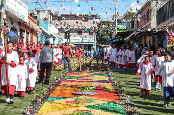 Coordinadores de la parroquia Santa María del Tepeyac afirman que este es el rezado que cuenta con más tiempo de recorrido de la capital. (Foto Prensa Libre: Keneth Cruz)