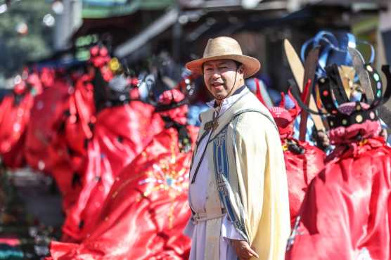 El sacerdote de la parroquia, Hugo Portillo, acompaña el recorrido de la Virgen de Guadalupe. (Foto Prensa Libre: Keneth Cruz)