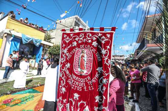 El rezado es coordinado por la Pastoral de la Cultura de la Parroquia Santa María del Tepeyac. (Foto Prensa Libre: Keneth Cruz)