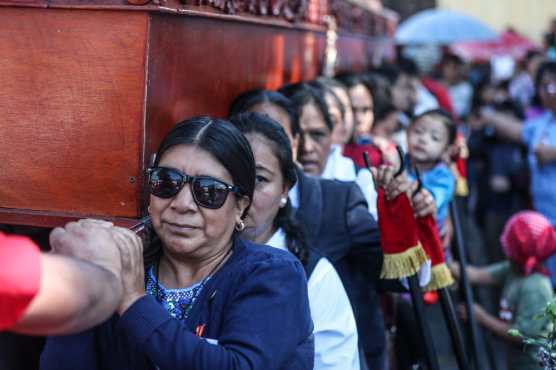 El anda de la Virgen en llevada en hombros por fieles cargadores. (Foto Prensa Libre: Keneth Cruz)