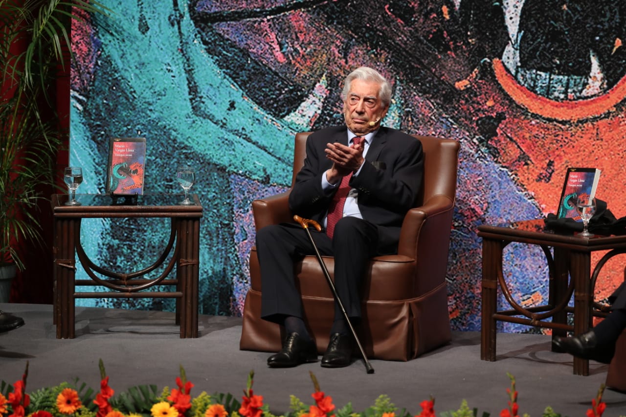 Mario Vargas Llosa en el Centro Cultural Miguel Ángel Asturias durante la presentación con el público guatemalteco de su libro Tiempos recios. (Foto Prensa Libre: Érick Ávila). 