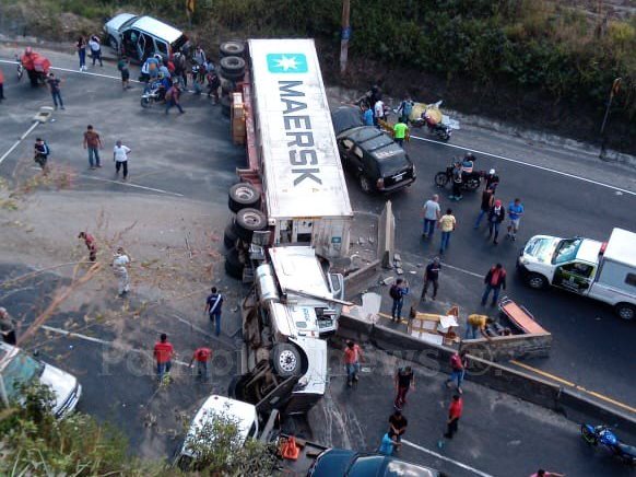 El paso de vehículos hacia la capital es complicado en la ruta al Pacífico. (Foto Prensa Libre: Pampichi News)